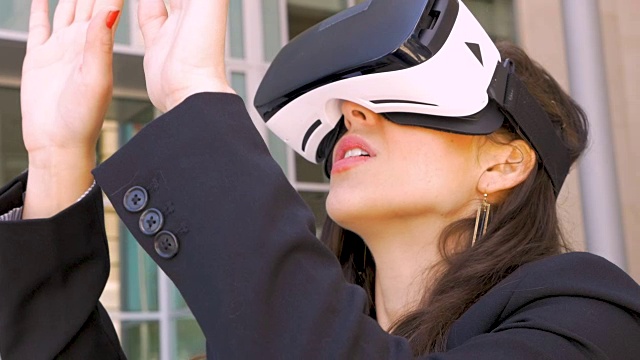 迷人的女商人戴着VR眼镜体验外面的虚拟现实视频素材