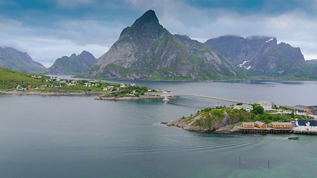挪威罗浮敦群岛的一个渔村。壮观的晚霞在陡峭的山峰上移动。视频素材