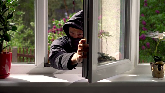 窃贼从窗户破门而入视频下载
