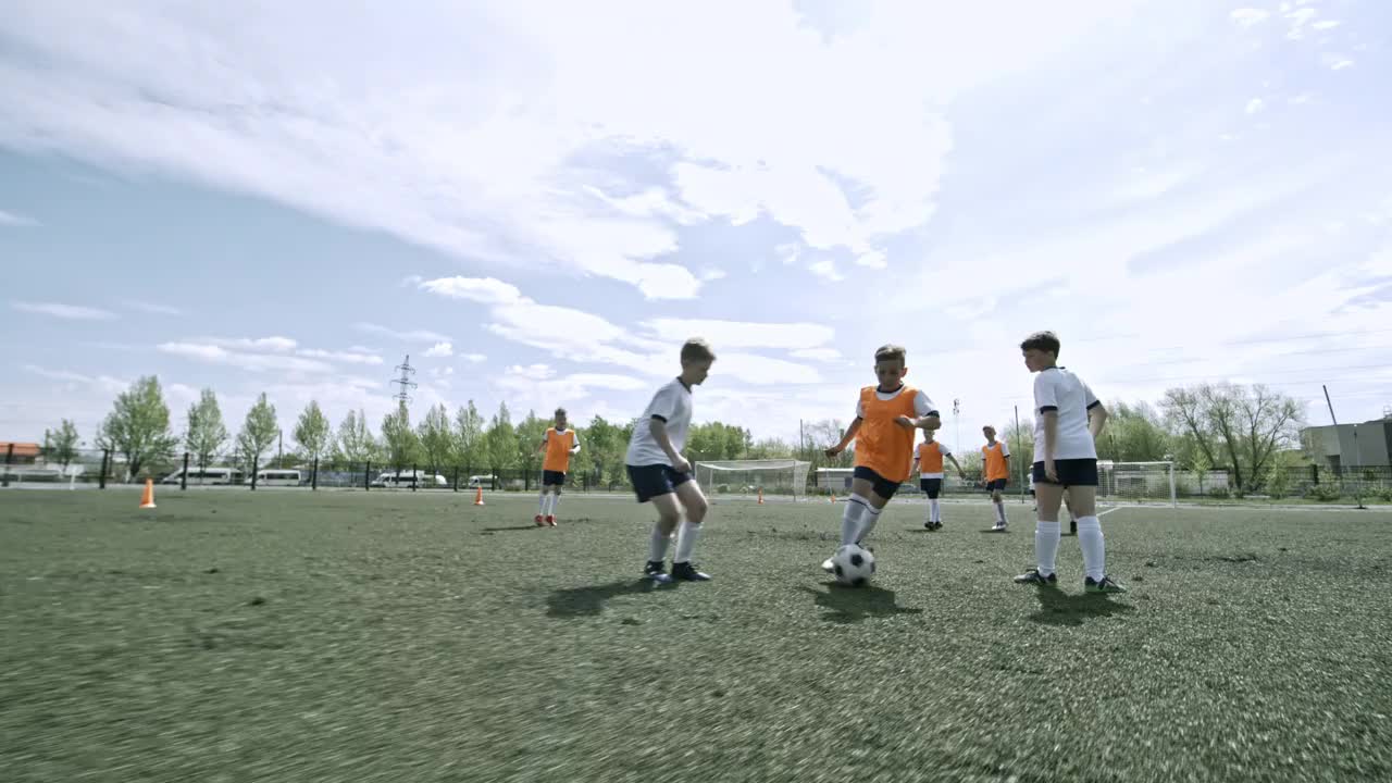 小足球运动员在训练比赛中得分视频素材