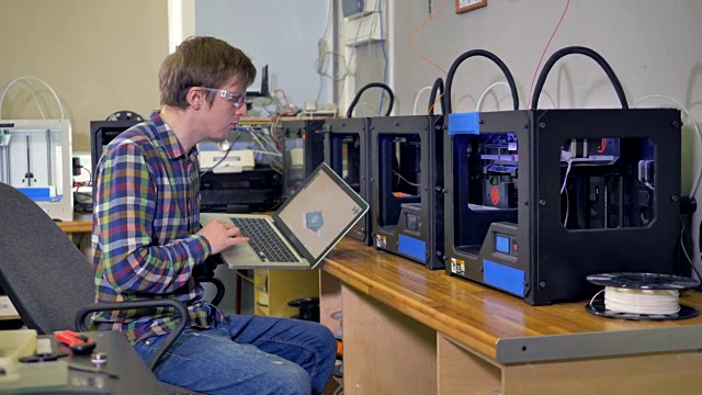 一位工程师正在调整一个3d打印数字模型。视频素材