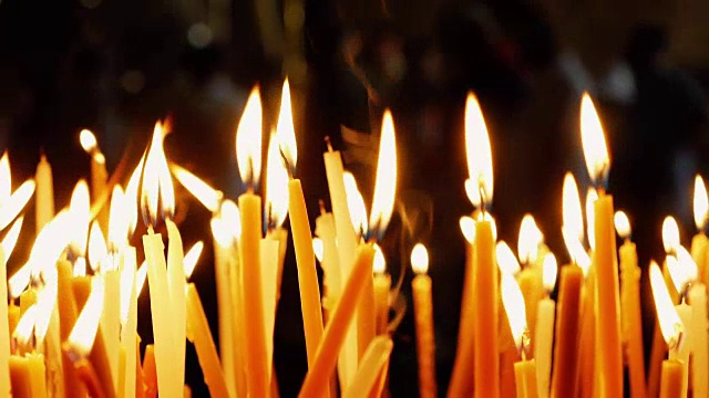 在圣墓教堂燃烧的蜡烛视频素材