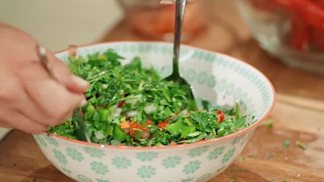 女性用叉子和勺子搅拌沙拉视频素材