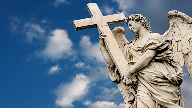 罗马-雕像的天使与十字架由雕塑家Ercole Ferrata从天使桥视频下载