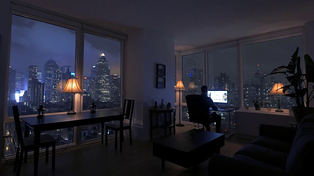 令人惊叹的高层公寓阁楼在晚上。城市生活方式背景。视频下载