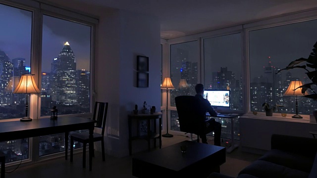 令人惊叹的高层公寓阁楼在晚上。城市生活方式背景。视频下载