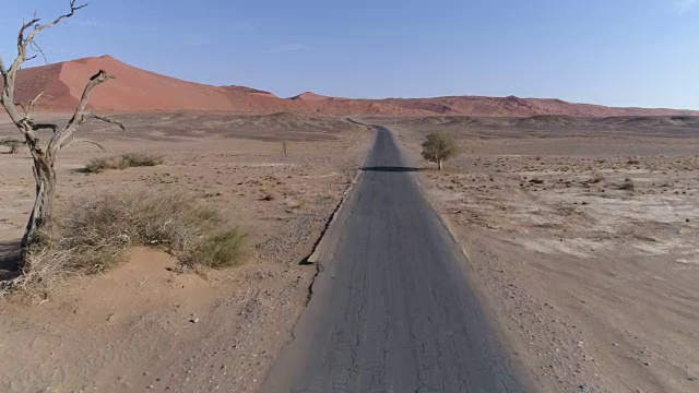 纳米比亚naukluft国家公园著名的Sossusvlei公路鸟瞰图视频素材