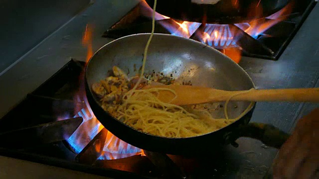 4K视频，厨师在厨房用蛤蜊做意大利面视频素材
