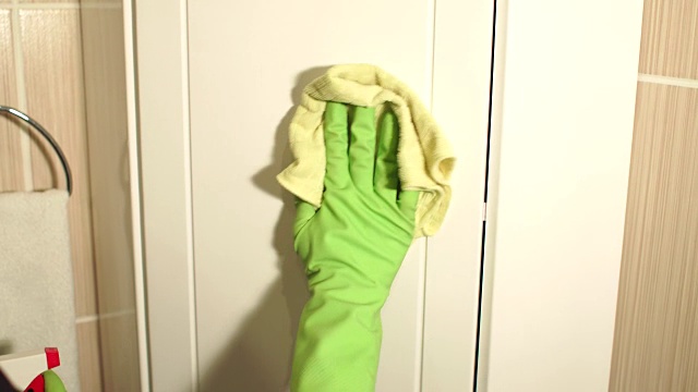 戴手套的女人洗浴室家具。视频素材