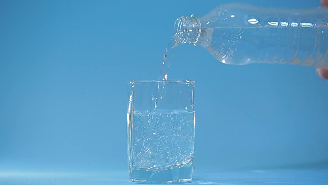 用玻璃瓶倒水，自然清新的概念视频素材