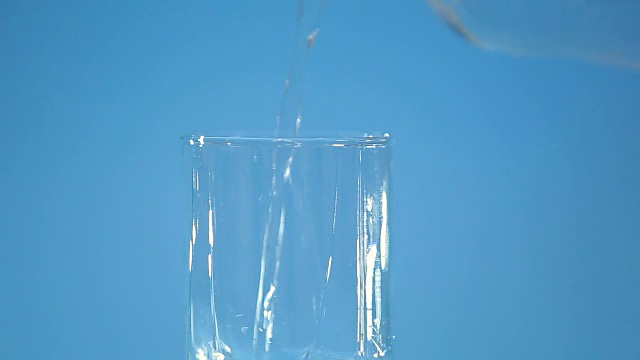 在玻璃中倒水自然的新鲜概念视频素材