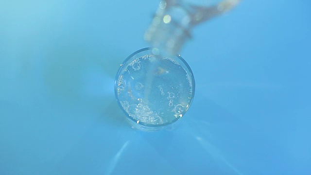 用玻璃瓶倒水，自然清新的概念视频素材
