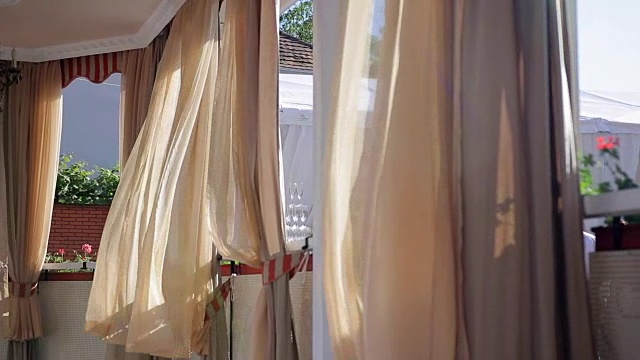 凉亭的窗帘在风中飘扬视频下载