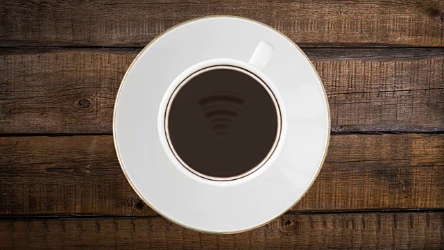 加奶的咖啡杯加黑咖啡。在咖啡上的波浪以Wifi网络等级符号的形式出现。视频下载