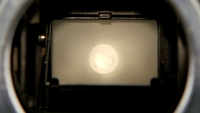膜片相机快门刀片。通过一个旧相机镜头的特写视频下载