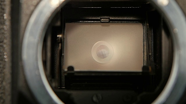 拍摄薄膜相机快门片的慢动作，特写视频下载