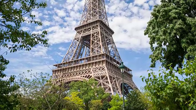 仰望巴黎的埃菲尔铁塔视频素材