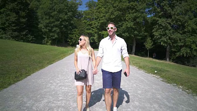 情侣在公园散步视频素材