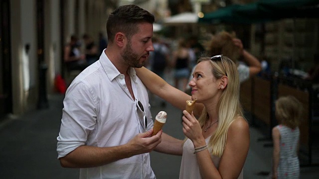 一对在城里吃冰淇淋的夫妇视频素材
