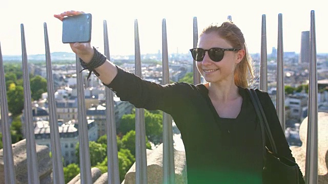 一名女子在巴黎凯旋门上自拍视频素材