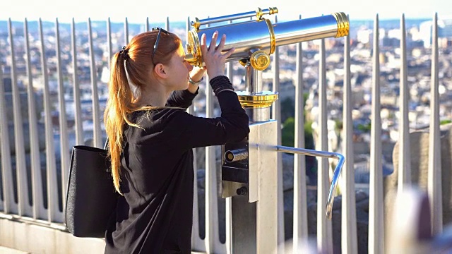 游客在凯旋门上用双筒望远镜俯瞰巴黎视频素材