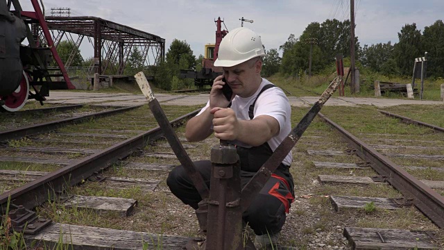 铁路员工在开关处打电话视频下载