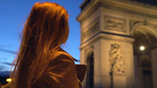巴黎凯旋门前的一名女子对着镜头微笑视频素材