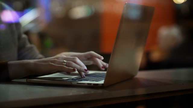 女性在笔记本电脑上打字的特写。女商人坐在桌子上使用电脑视频素材