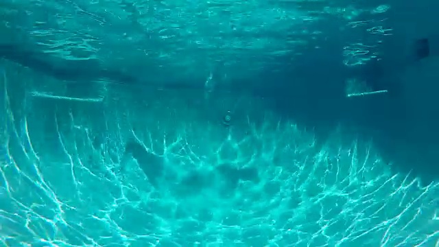 青少年跳进泳池视频下载