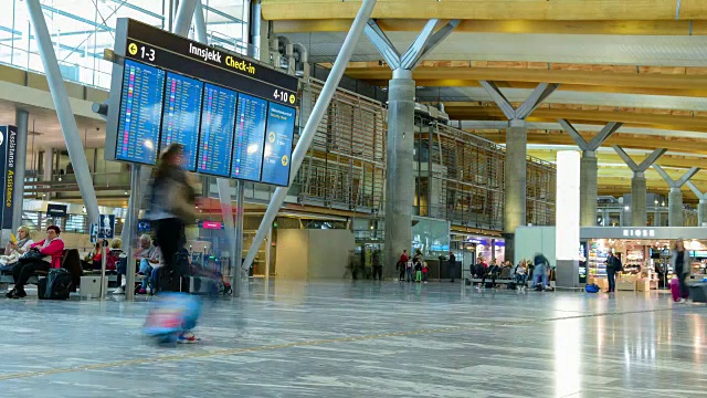 机场办理登机手续柜台大堂的旅客人群全景图视频素材