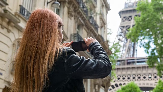游客走在巴黎街头，拍摄埃菲尔铁塔视频素材