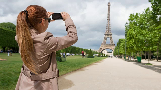 巴黎游客用智能手机拍摄埃菲尔铁塔视频素材