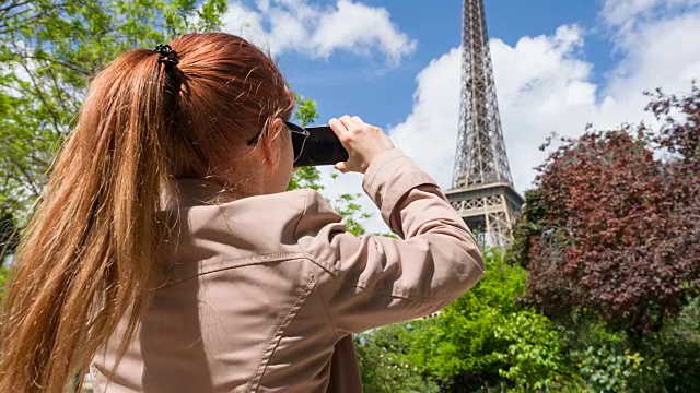 游客游览巴黎，拍摄埃菲尔铁塔视频素材