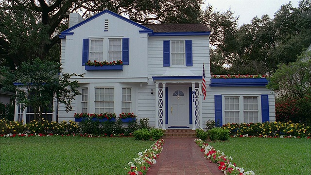 宽镜头白色房子与蓝色装饰视频下载