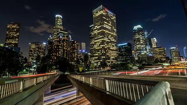 洛杉矶市中心从黄昏到夜晚，高速公路和建筑延时视频素材
