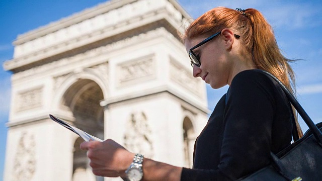 在巴黎欣赏凯旋门的女游客视频素材