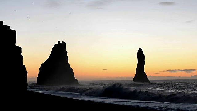 冰岛日出时的Reynisfjara海滩视频素材