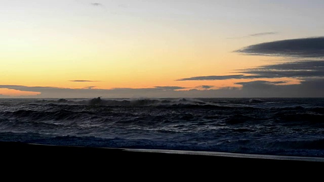 冰岛日出时的Reynisfjara海滩视频素材