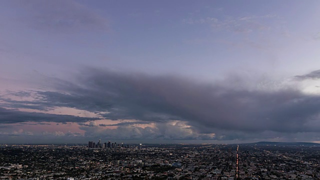 从白天到夜晚的洛杉矶雷雨与闪电闪电的时间间隔视频素材