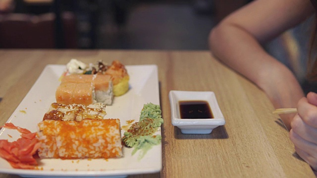 人们吃日本食物。节食,节食视频素材