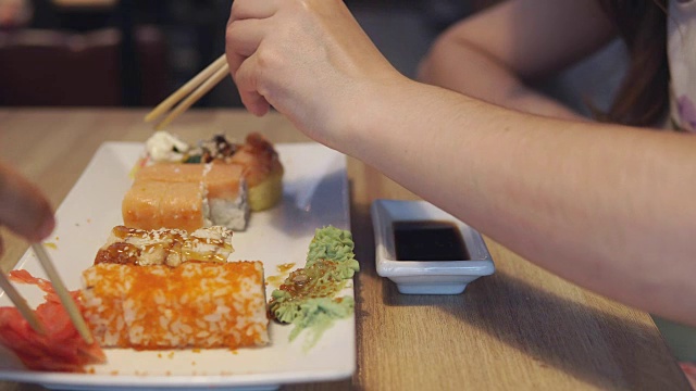 朋友们在日本餐馆吃寿司卷视频素材
