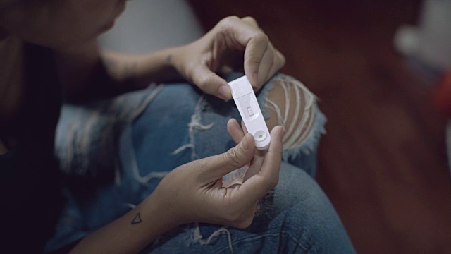 亚洲妇女使用验孕棒怀孕视频下载