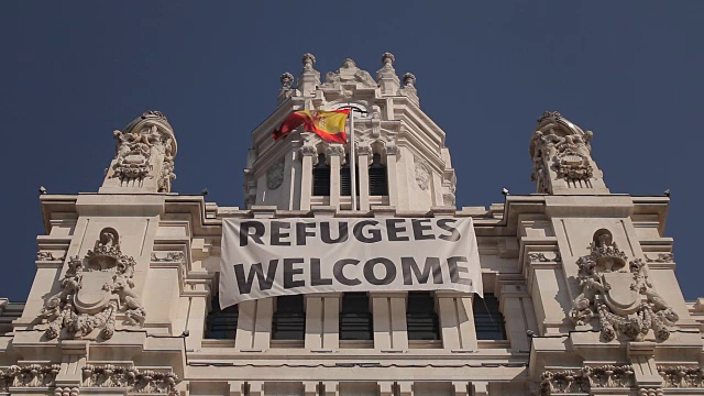 马德里市政厅外立面上的难民欢迎海报视频下载
