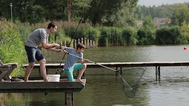 渔夫用纺锤在湖上捕鱼视频素材