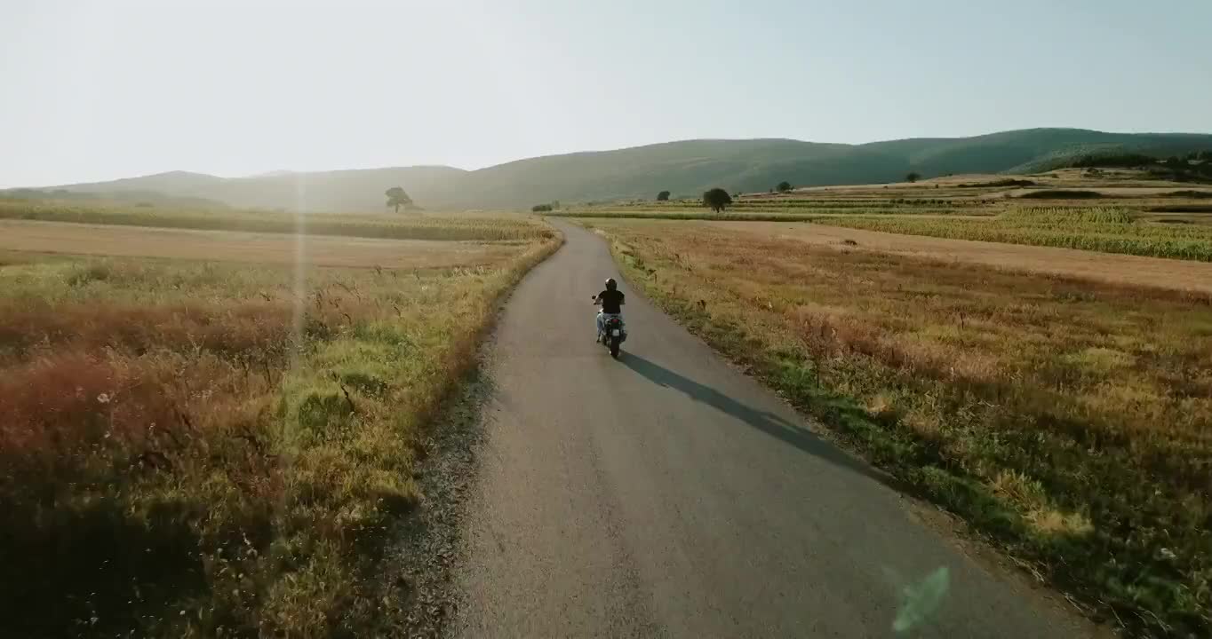在乡下骑摩托车视频素材