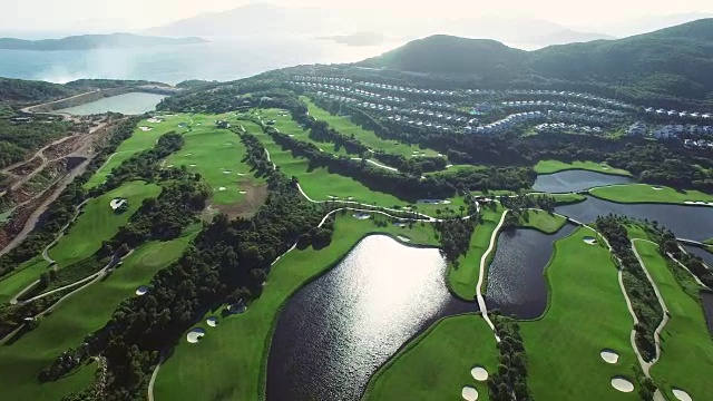 航空测量在越南岛上的高尔夫球场视频素材