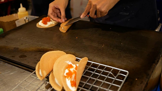 男子手工烹饪泰国甜点甜派视频素材