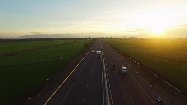 航测越南日落时道路上的交通视频素材