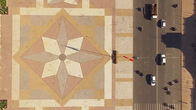 空中测量越南国旗在广场上，俯视图视频素材