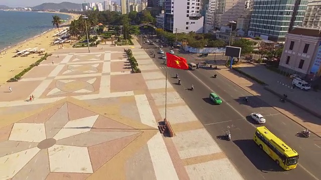 航测越南国旗在城市中心广场视频素材